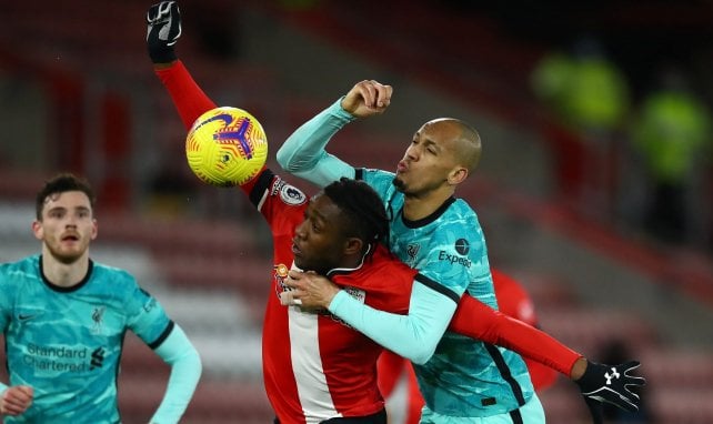 Dan N'Lundulu (au centre) au duel avec Fabinho 