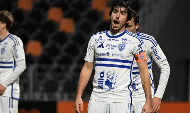 Feu en tribune, journalistes confinés, envahissements : c’est le chaos total à Bastia