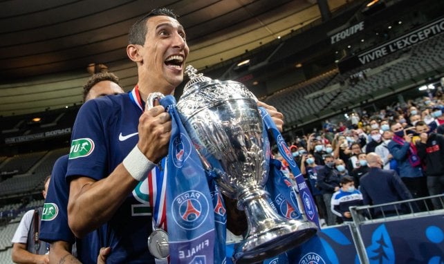 Angel Di Maria avec le trophée de la Coupe de France