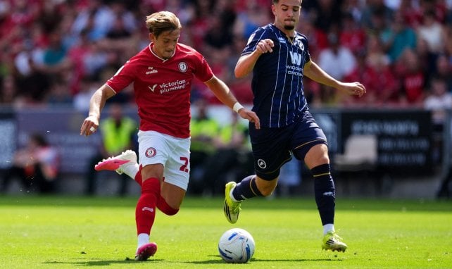 Talonnade aérienne en pleine lucarne, un but complètement fou en Championship