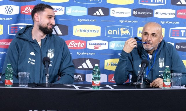 Gigio Donnarumma avec Luciano Spalletti en conférence de presse