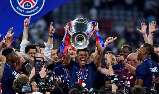 Désiré Doué soulève la Ligue des Champions du PSG
