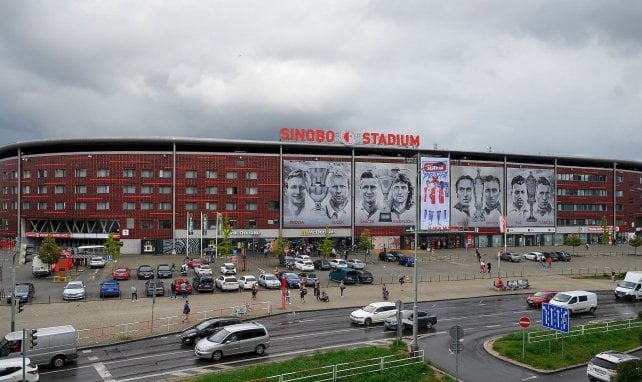 Envahissement de terrain, agressions sur joueurs…scènes de chaos lors du derby de Prague !
