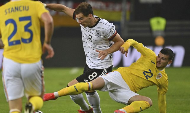Leon Goretzka (Allemagne) au duel avec Valentin Mihaila (Roumanie)