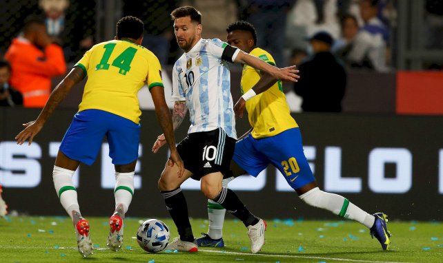 Lionel Messi en action avec l'Argentine contre le Brésil