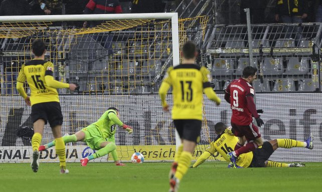 Robert Lewandowski (Bayern Munich) buteur contre le Borussia Dortmund