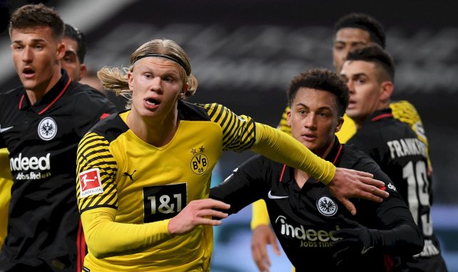 Erling Braut Haaland (Borussia Dortmund) au duel avec Tuta (Eintracht Francfort)