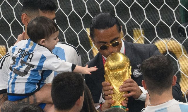 Salt Bae avec le trophée de la Coupe du monde 2022