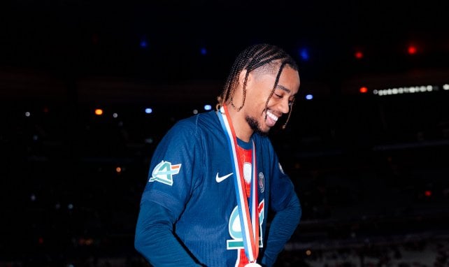 Bradley Barcola avec le maillot du PSG