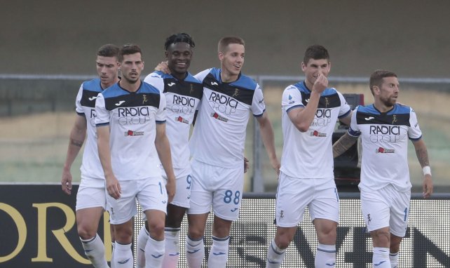 Les joueurs de l'Atalanta félicitent Duvan Zapata