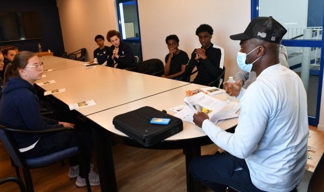 Freddy Dzokanga, l’écrivain qui ouvre la lecture aux jeunes de centres de formation grâce à Zinedine Zidane