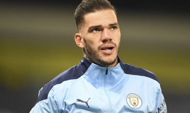 Ederson s'échauffe avec Manchester City