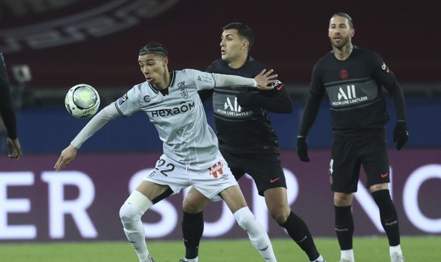 Hugo Ekitike au duel face au PSG en Ligue 1
