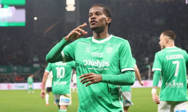 Pierre Ekwah avec le maillot de Saint-Etienne