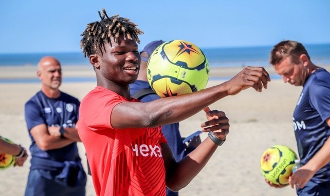 El Bilal Touré danse avec sa balle promise.