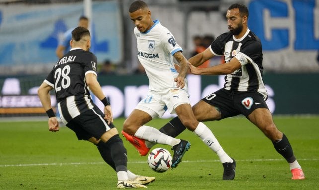 Farid El Melali en action face à Mason Greenwood. 