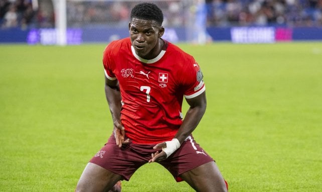 Breel Embolo célèbre un but avec la Nati