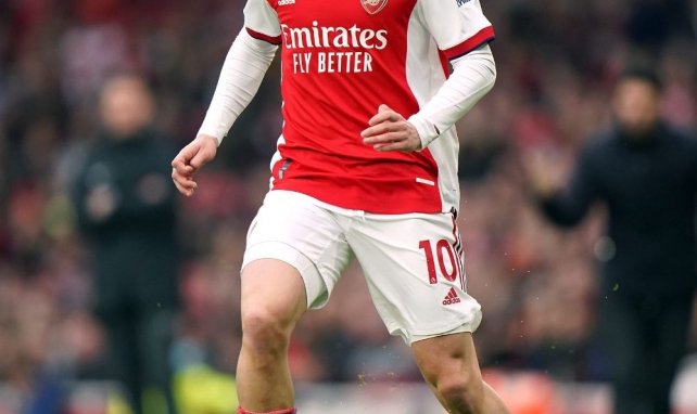 Emile Smith Rowe balle au pied avec Arsenal