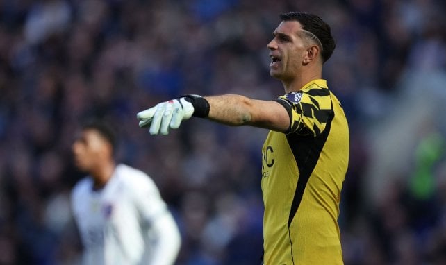 Chelsea : vives inquiétudes pour Emiliano Martinez, sorti sur civière