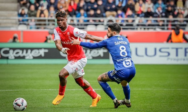 Emmanuel Agbadou en action avec le Stade de Reims. 