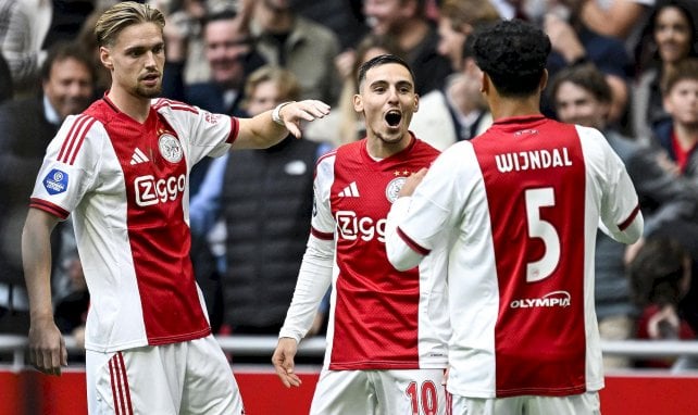 Kenneth Taylor, Oscar Gloukh et Owen Wijndal avec l'Ajax Amsterdam