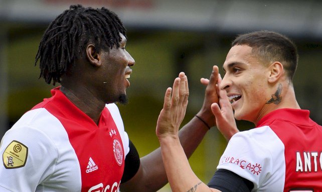 Lassina Traoré et Antony célèbrent un but avec l'Ajax