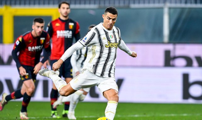 Cristiano Ronaldo frappant un penalty contre le Genoa