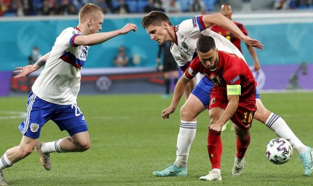 Eden Hazard (Belgique) face à Dmitri Barinov et Igor Diveev (Russie)