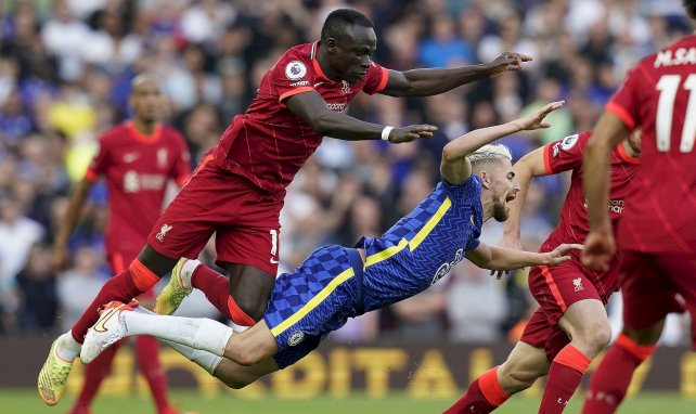 Sadio Mané (Liverpool) au duel avec Jorginho (Chelsea)