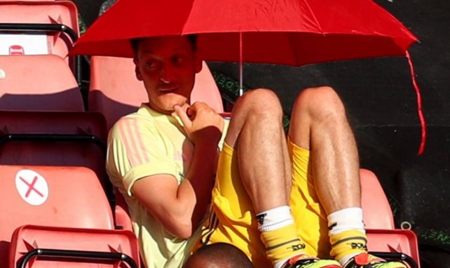 Mesut Ozil se protège du soleil dans les travées du St Mary's Stadium