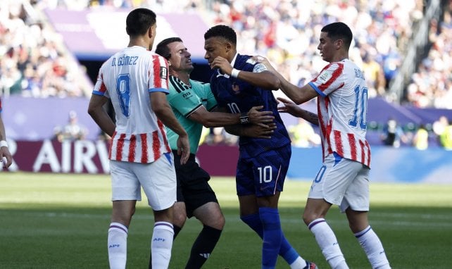 Equipe de France : le coup de poing non sanctionné d’un joueur paraguayen à Mbappé