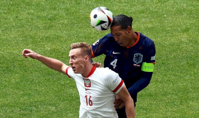 Adam Buksa (Pologne) et Virgil van Dijk (Pays-Bas)