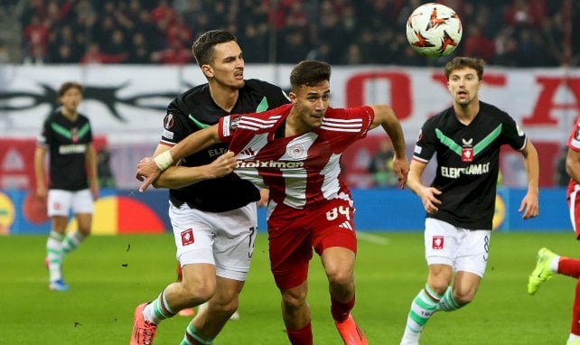 Charalampos Kostoulas (Olympiakos) contre Twente