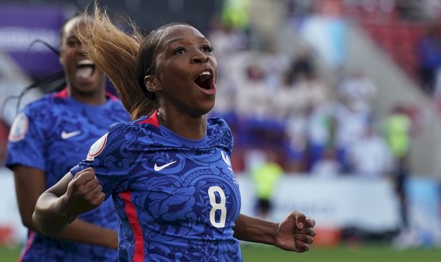Grace Geyoro célèbre un but avec la France