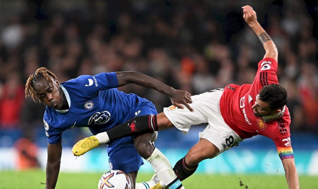 Trevoh Chalobah (Chelsea) au duel avec Bruno Fernandes (Manchester United)