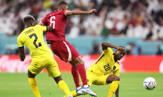 Le Qatarien Abdulaziz Hatem face aux Équatoriens Jhegson Mendez et Felix Torres