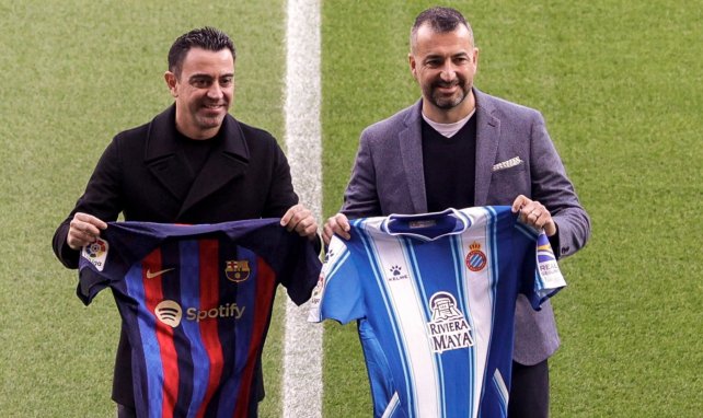 Le coach du FC Barcelone Xavi Hernandez et son homologue de l'Espanyo Diego Martinez 