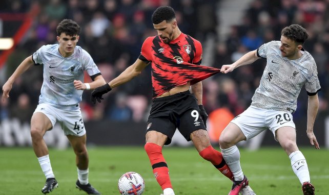 Dominic Solanke (Bournemouth) au duel avec Diogo Jota (Liverpool)