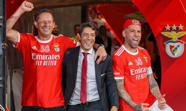 (de gauche à droite) Roger Schmidt, Rui Costa et Nicolas Otamendi célèbrent le 38e titre du Benfica !