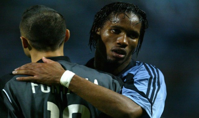 Le Marseillais Didier Drogba salue le gardien de l'Inter Milan Alberto Fontana