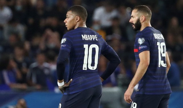 Kylian Mbappé et Karim Benzema sous les couleurs de l'Equipe de France