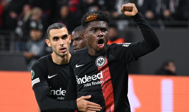 Eric-Junior Dina Ebimbe célébrant un but avec l'Eintracht