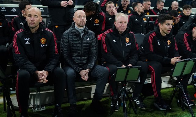 Erik ten Hag sur le banc de Manchester United, avec son staff