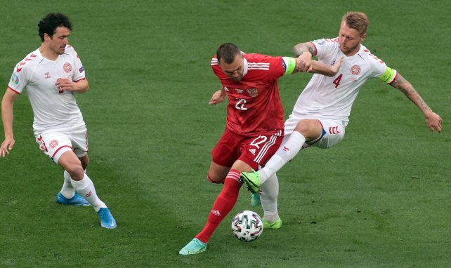 Artem Dzyuba tente de s'extirper de la défense du Danemark mené par le taulier Kjaer.