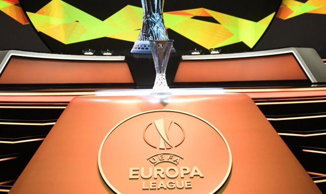 Le trophée de la Ligue Europa lors d'un tirage au sort 