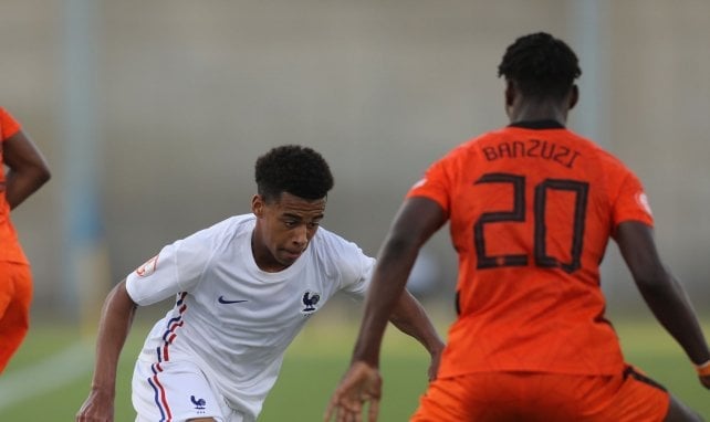 Ezechiel Banzuzi (de dos) face à Désiré Doué