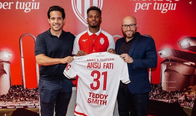 Ansu Fati pose avec son maillot de l'AS Monaco