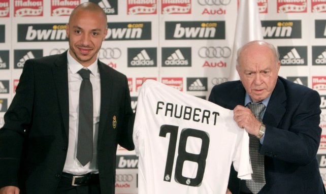 Alfredo Di Stéfano présente Julien Faubert au Real Madrid le 2 février 2009