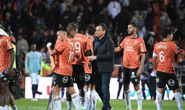 Régis Le Bris félicite ses joueurs du FC Lorient