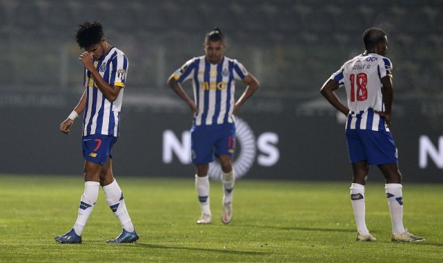 La déception des joueurs du FC Porto au Stade de Mata Real